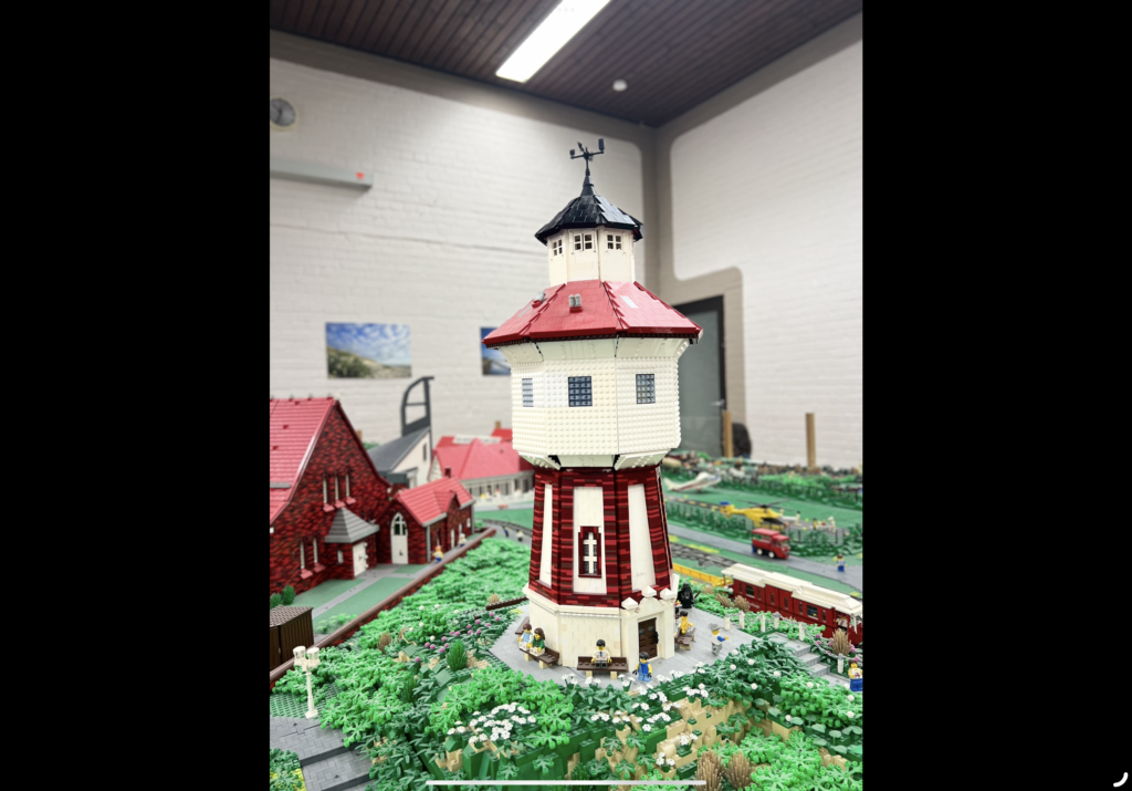 Auf Langeoog gibt’s eine Attraktion, die man so erstmal gar nicht erwarten würde – und zwar ein ganzes LEGO-Museum! Im Haus der Insel (HDI) findet ihr „Mini-Langeoog“, die komplette Insel im Miniaturformat, gebaut aus über einer 1.000 LEGO-Steinen.